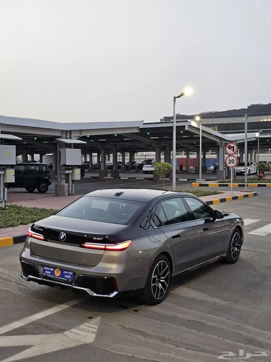 BMW 740i 2024 بحاله جديده 5