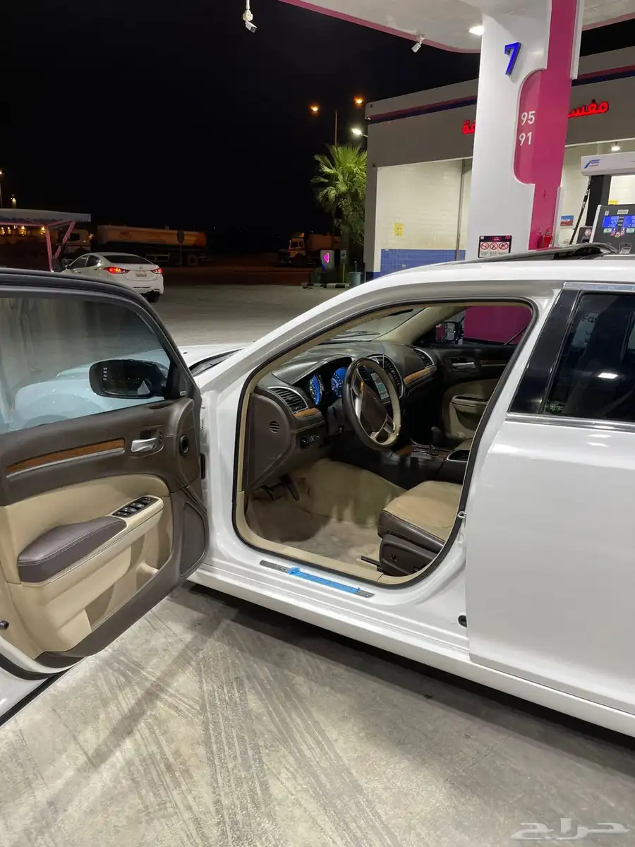كرايسلر c300 موديل 2012 v8 8