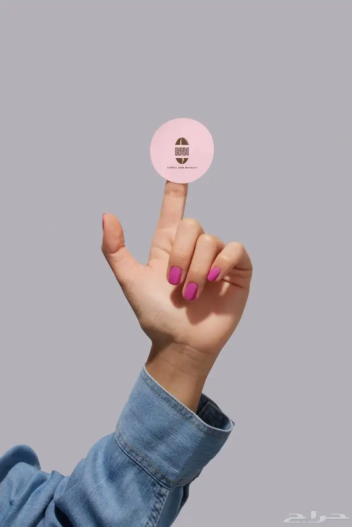 مصممة جرافيك 1