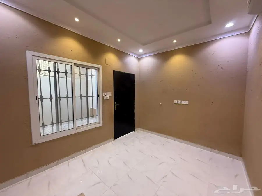 شقة ارضية مشب وغرفة ودورة مياة وحوش حي لبن فيلا للايجار 3