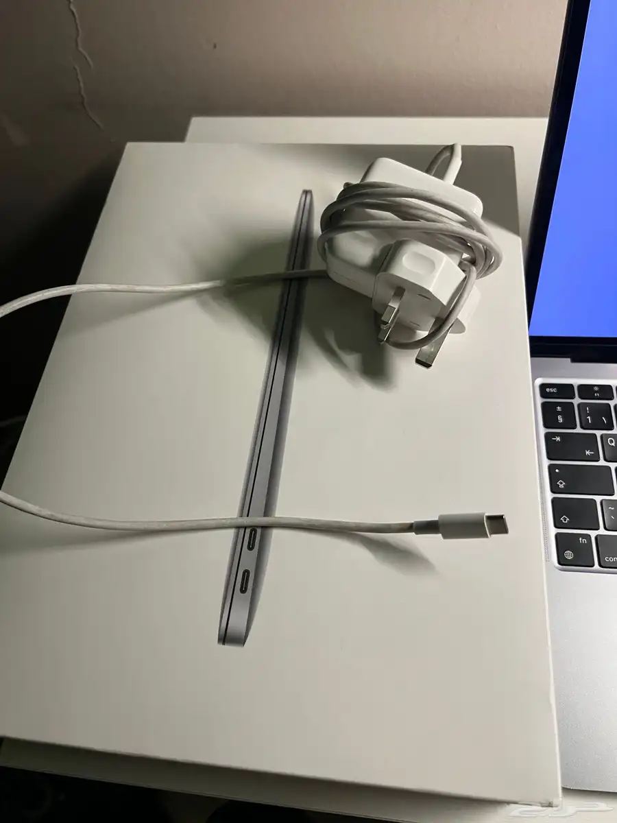 ماك بوك Air M1 نظيف جد ا مع كامل أغراضه   سعر طيب 2
