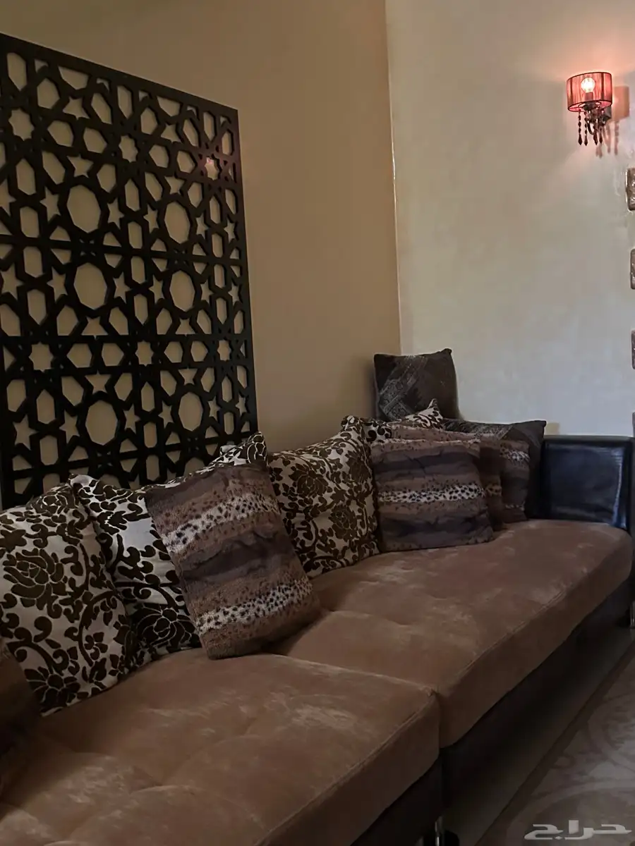كنب مكون من ثلاث قطع نفس اللي بصوره بالاضافه للطاوله 0