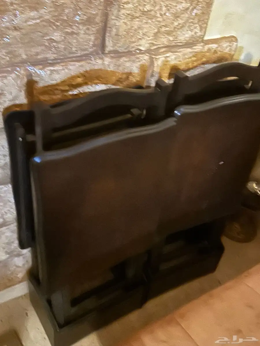 كنب مكون من ثلاث قطع نفس اللي بصوره بالاضافه للطاوله 2