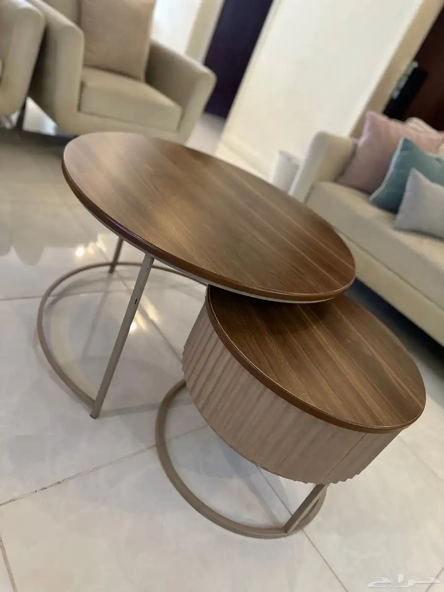 طاولة وسط مع خدمه 0