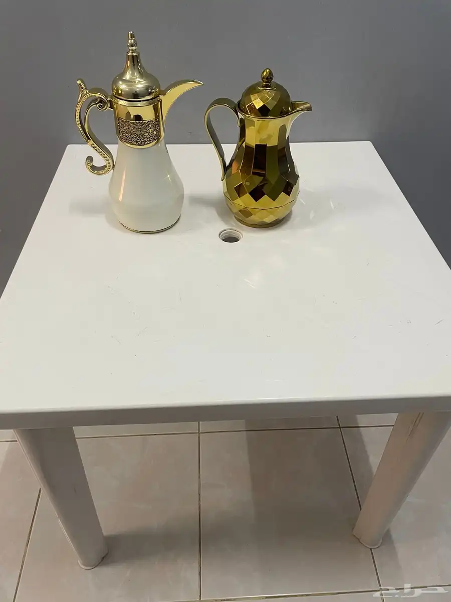 طاولة مربعة كبيرة ودلة من السيف وثلاجة ذهبي 0