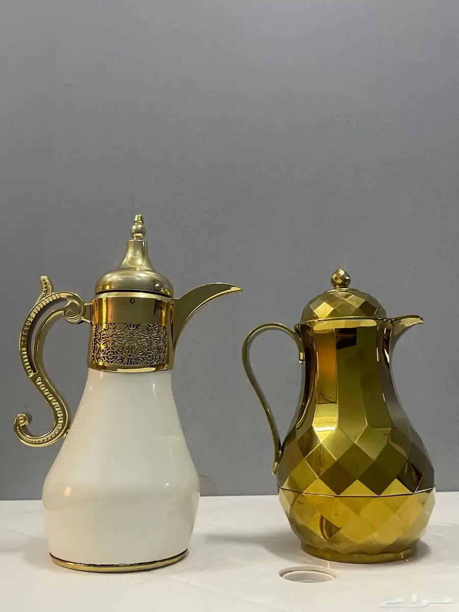 طاولة مربعة كبيرة ودلة من السيف وثلاجة ذهبي 2