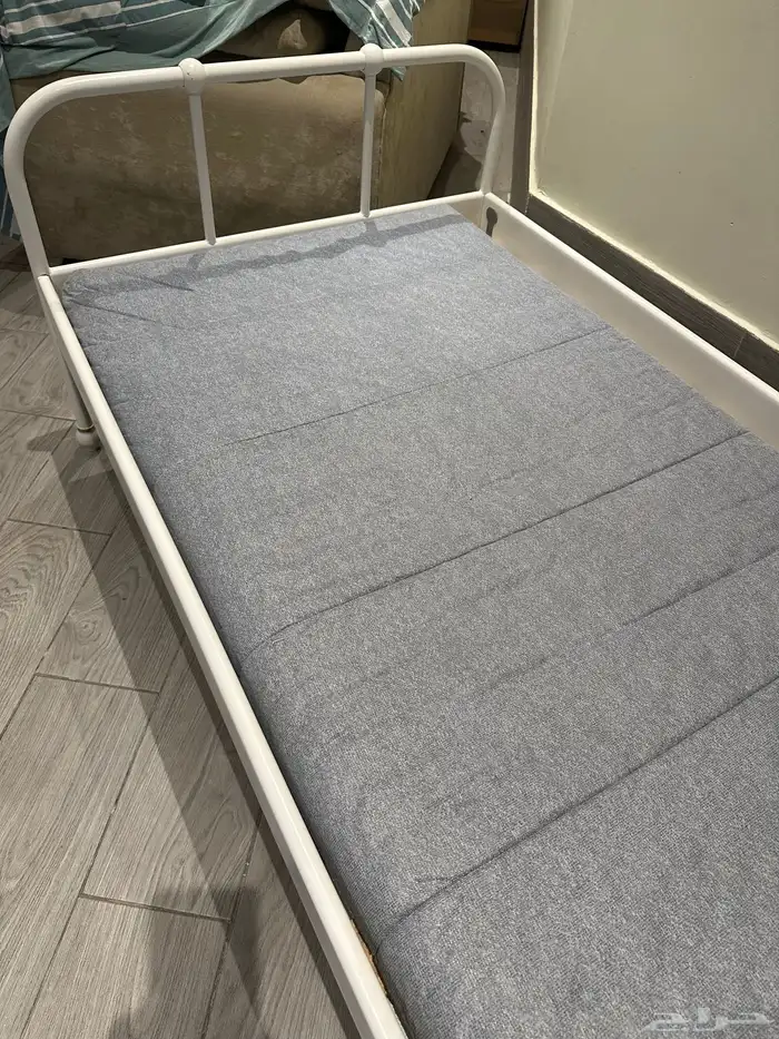 سرير حديد مع مرتبه من ايكيا في حاله ممتازه 1
