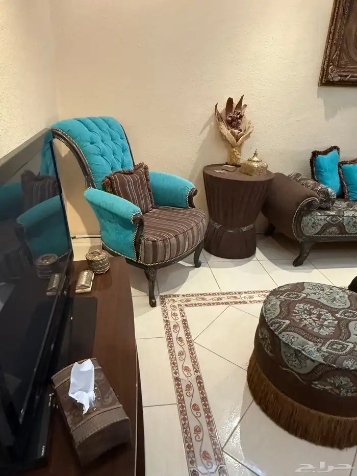 طقم كنب كبير بحالة ممتازة بدون الطاولات 6