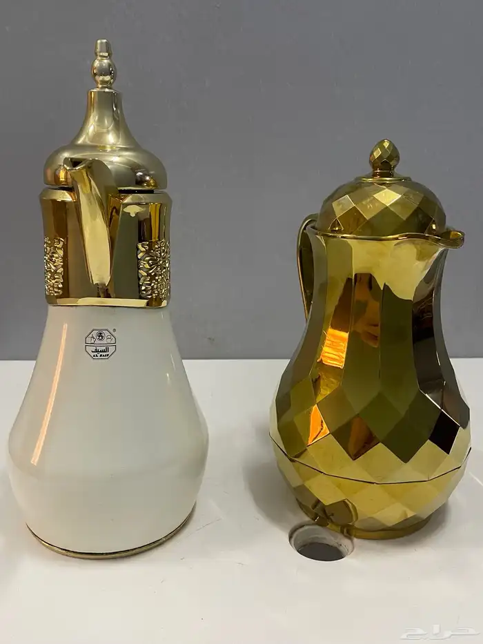 طاولة مربعة كبيرة ودلة من السيف وثلاجة ذهبي 1