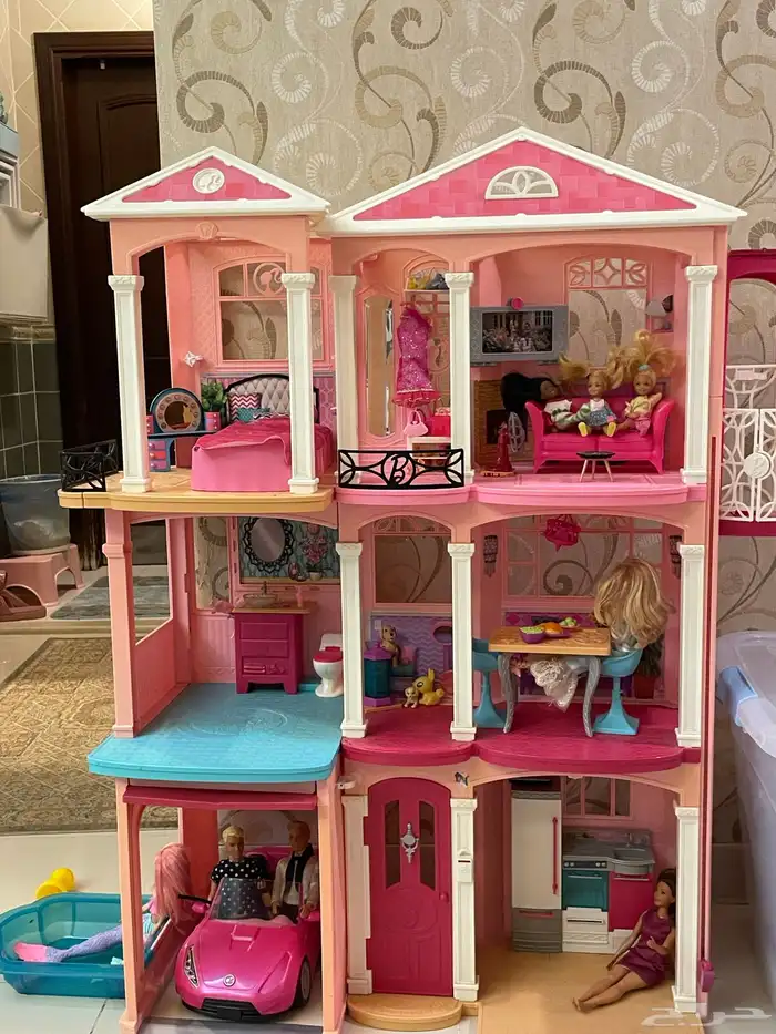 بيت باربي بكامل محتوياته في حالة ممتازه 1