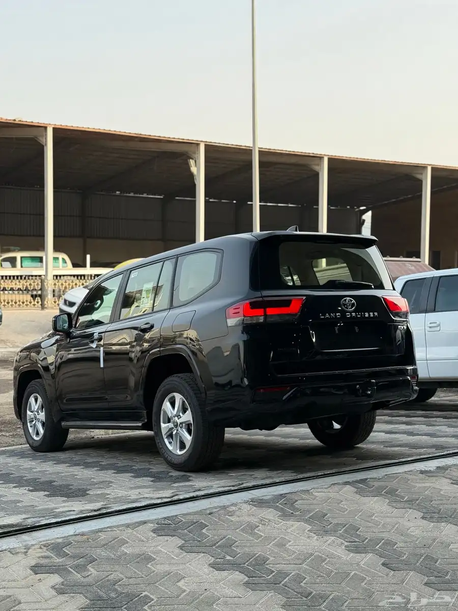تايوتا لاندكروزر 2025 GXR L1 رقم واحد 4