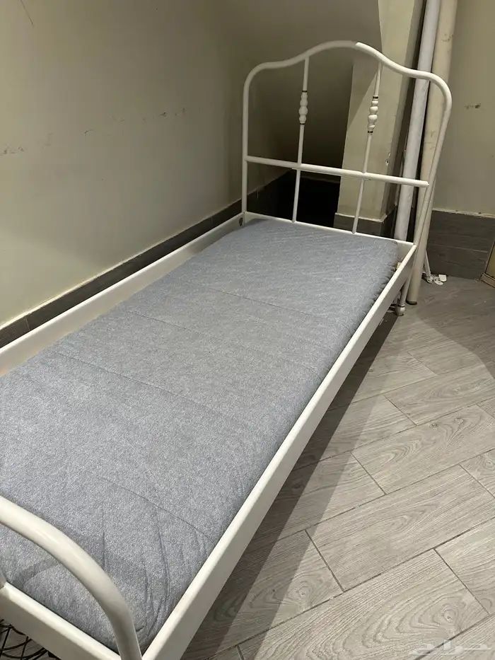 سرير حديد مع مرتبه من ايكيا في حاله ممتازه 0