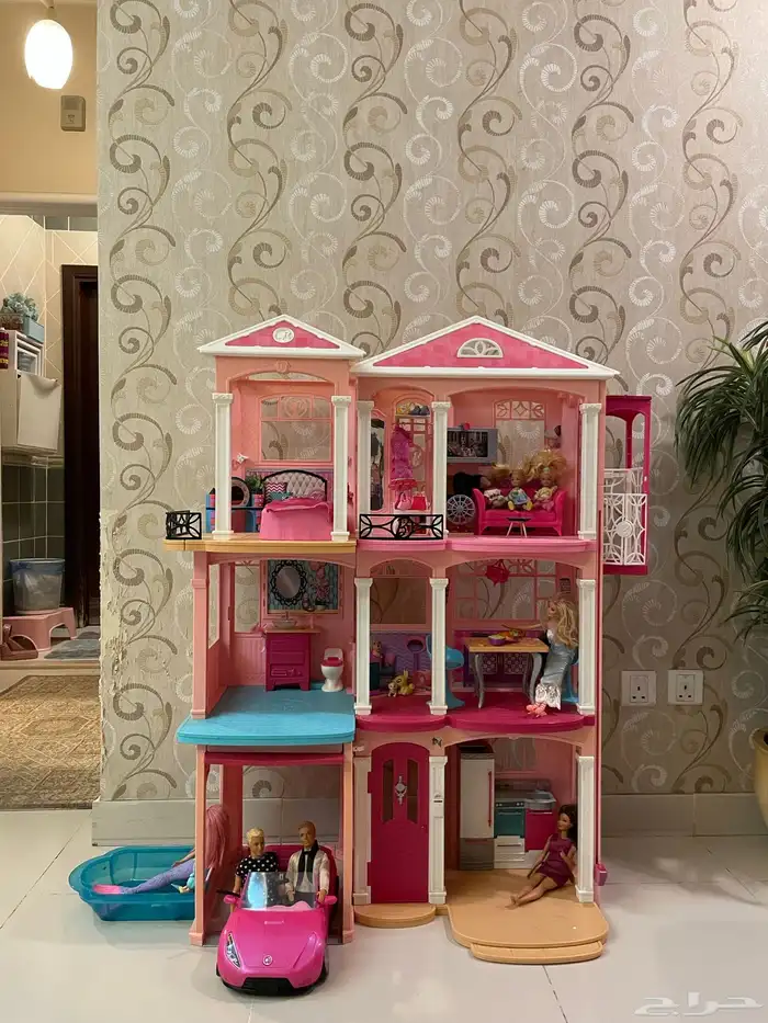 بيت باربي بكامل محتوياته في حالة ممتازه 0