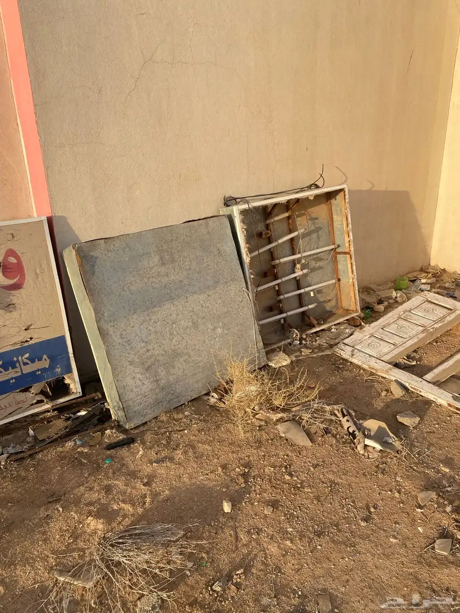 ثلاث لوحات للبيع في الجمش 2