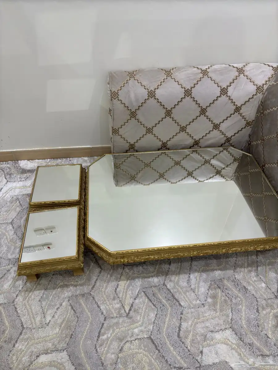 طاوله ارضيه مع ثنين خدمه 1