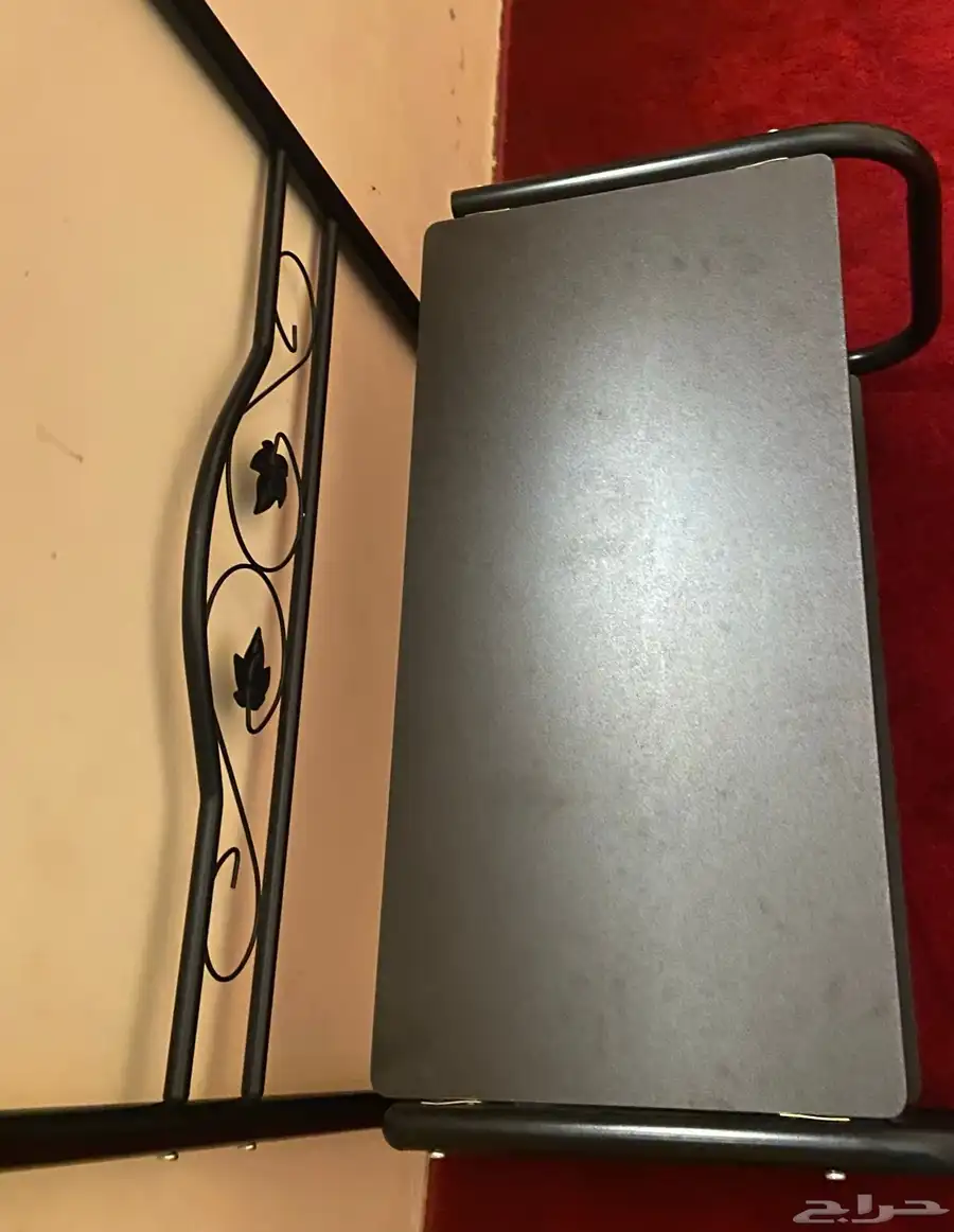 شاشه مع طاولتها 1