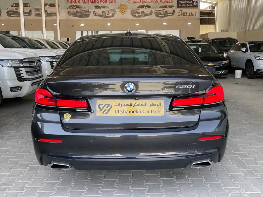 بي ام دبليو 2022 فئه 520i فل كامل سعودي 12