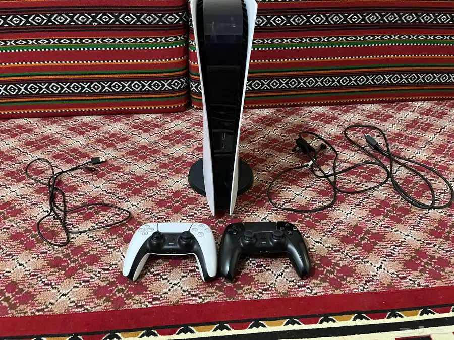 سوني للبيع مع يدتين سوني مافيها شي مع كل أسلاكه الاصليه 0