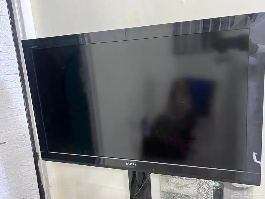 للبيع شاشه عاديه مو سمارت مع طاوله 0