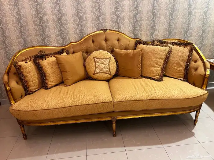 2 طقم كنب مستعمل   شمعدانات   فازات كبيره ورد صناعي 8