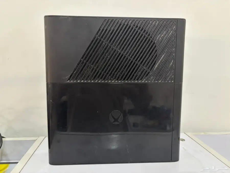 Xbox 360 E مع ملحقاته 5