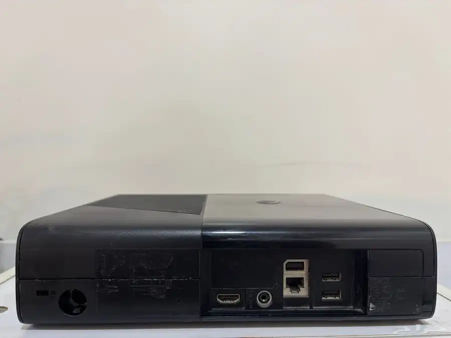 Xbox 360 E مع ملحقاته 7