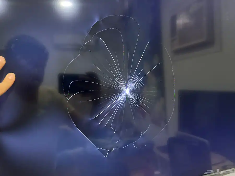 شاشة مكسورة للبيع على السوم 1