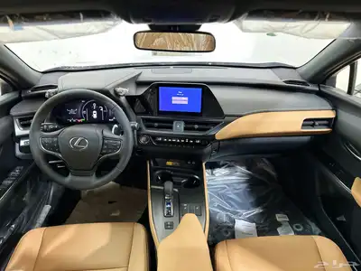 لكزس UX 2024 13