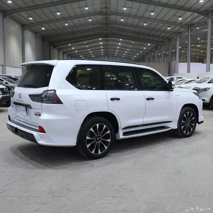 لكزس LX570 بلاك اديشن موديل 2021 1
