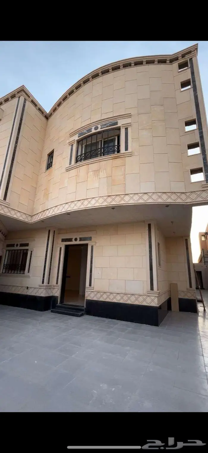 للبيع دور ارضي مع ثلاث شقق في طويق 1