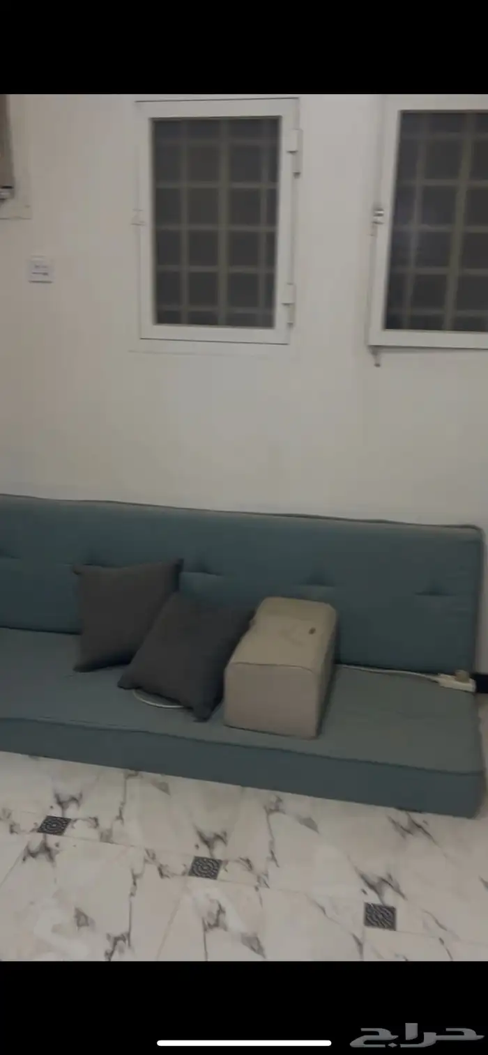 سرير   كنب ارضي طويل   طاولة تلفاز   مكيف   طاوله مع دروج 3