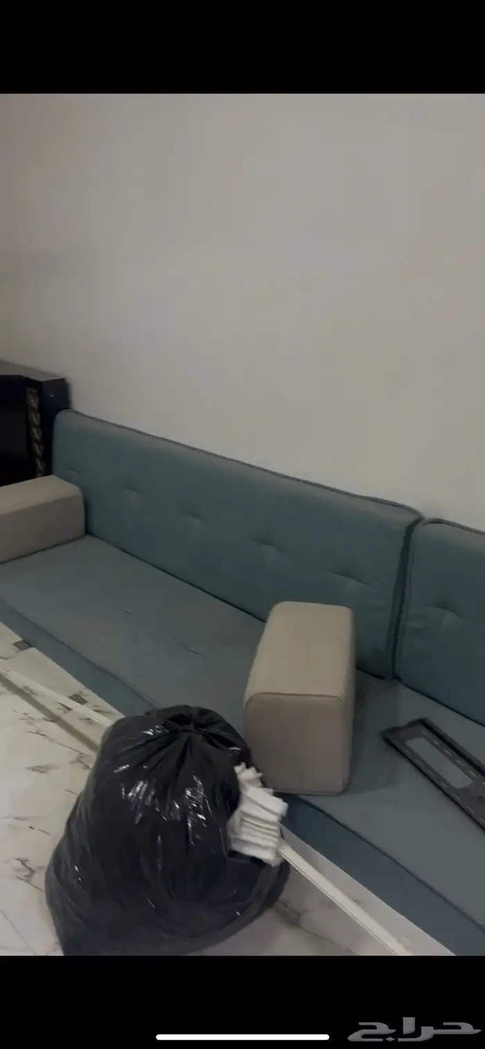 سرير   كنب ارضي طويل   طاولة تلفاز   مكيف   طاوله مع دروج 1