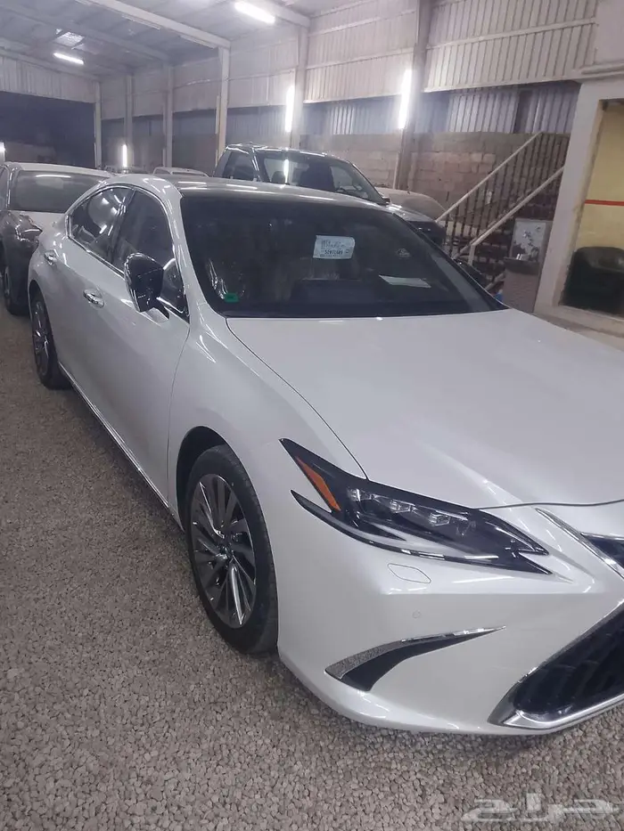 ليكزس ES350 فئه DD لون ابيض 2025 خليجي 3