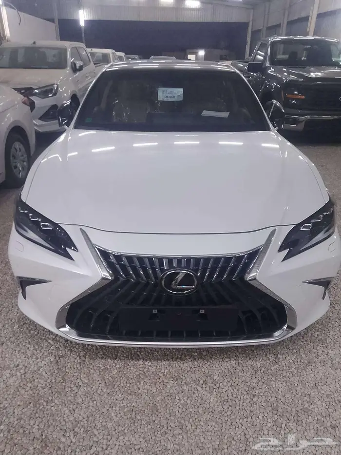 ليكزس ES350 فئه DD لون ابيض 2025 خليجي 0