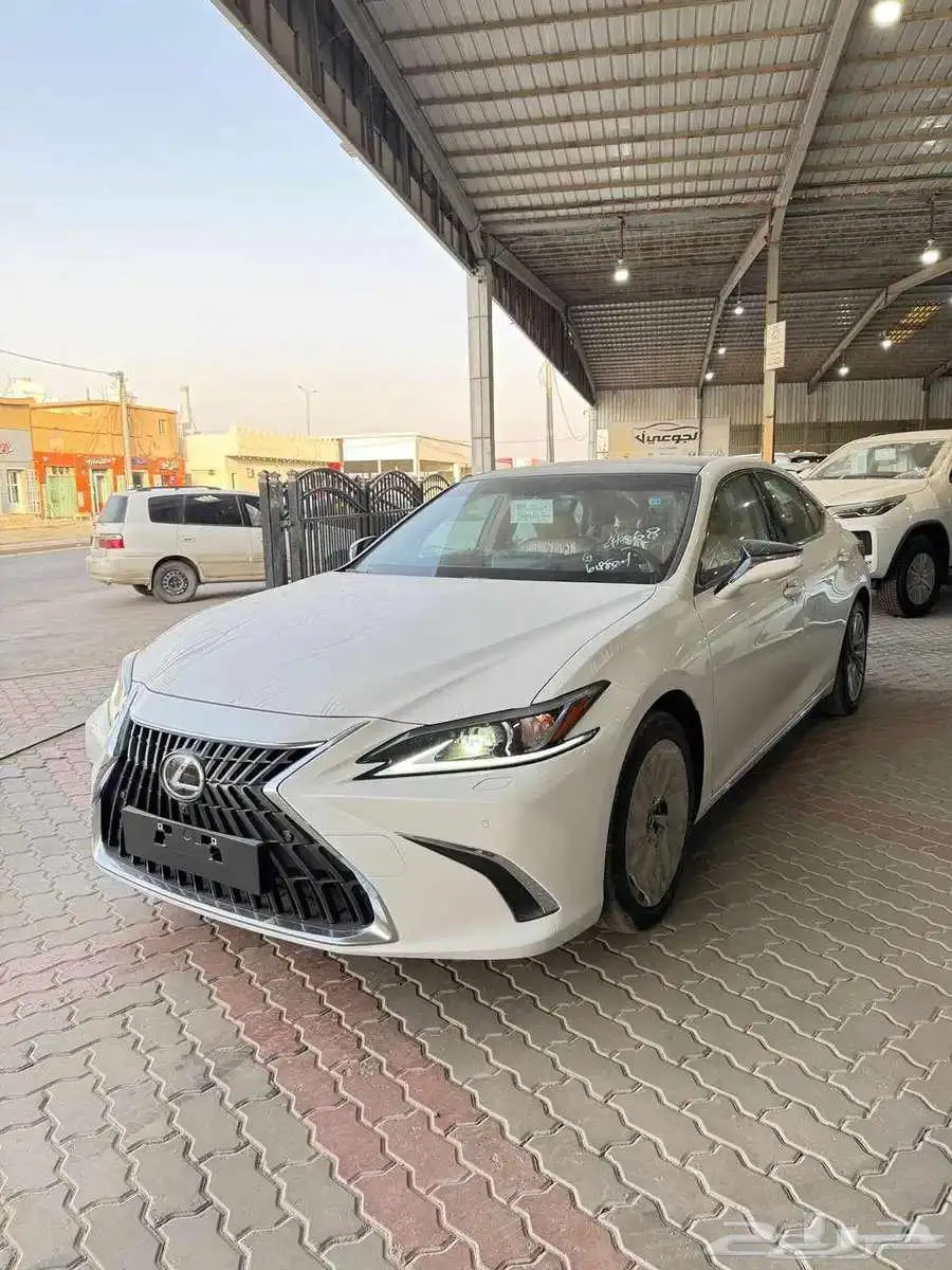لكزس فئة ES 350 CC ابيض لؤلؤي سعودي 2026 9