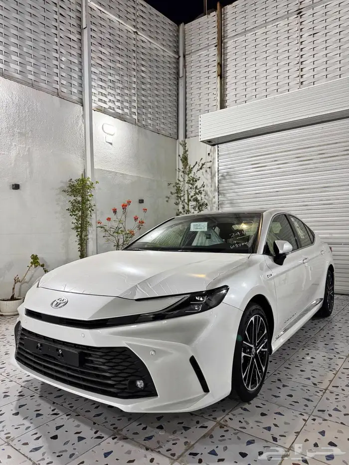 كامري LE هايبرد 2025 اصفار 10