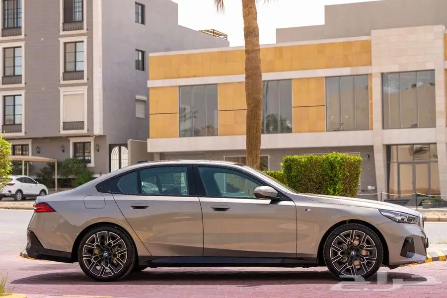BMW 520 M KIT 2025 رمادي خليجي زيرو 2