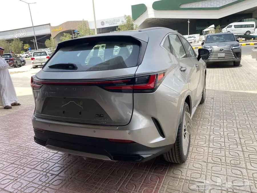 لكزس NX 350 AA 2025 تيتانيوم داخلي احمر 11