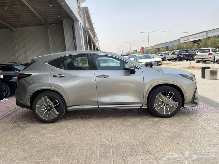لكزس NX 350 AA 2025 تيتانيوم داخلي احمر 4