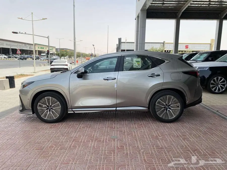 لكزس NX 350 AA 2025 تيتانيوم داخلي احمر 3