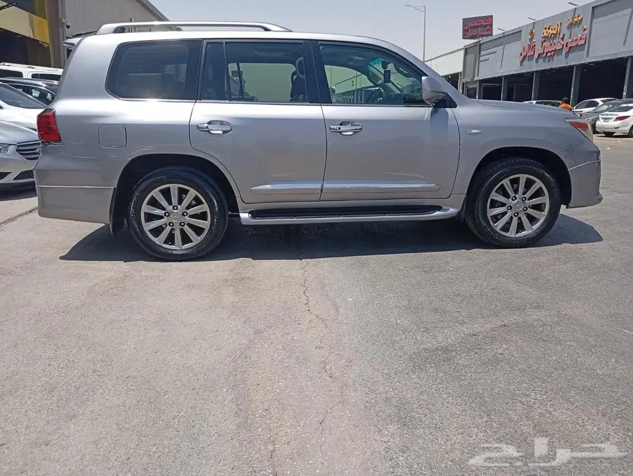 جيب لكزس 570 LX موديل 2010 11