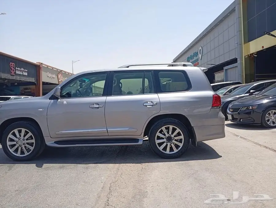 جيب لكزس 570 LX موديل 2010 3