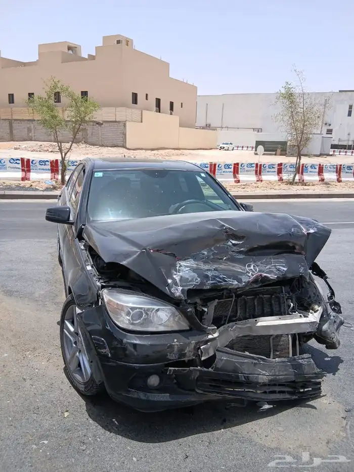 مرسيدس C300 مصدومة من الأمام لكن المكينة سليمة 0