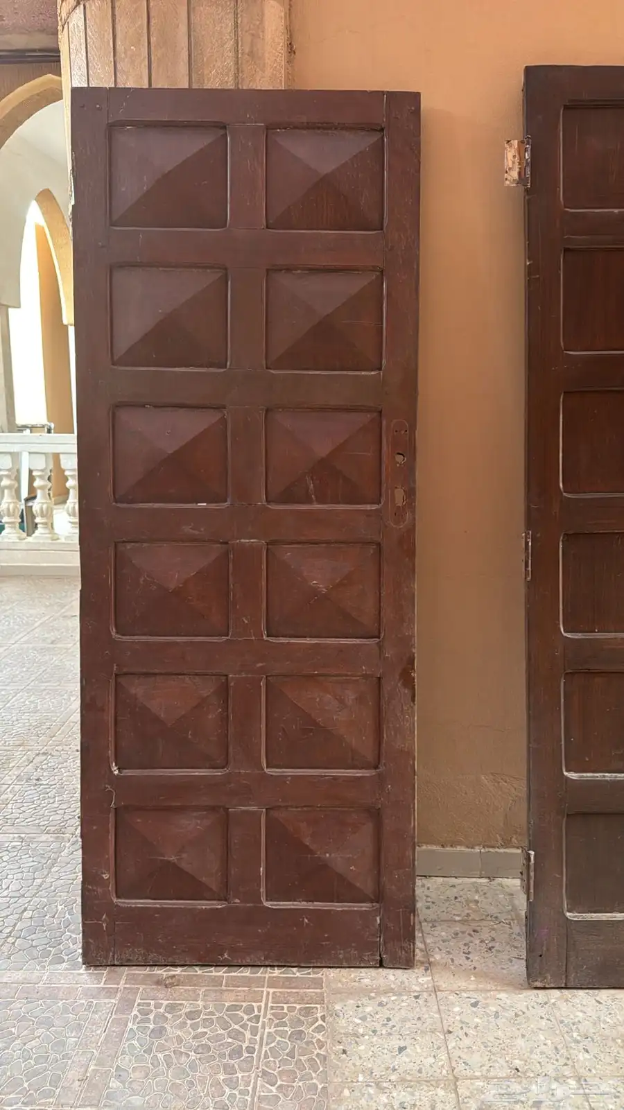 السلام عليكم الابواب مع المغاسله مع شاشه 32 بوصه 2