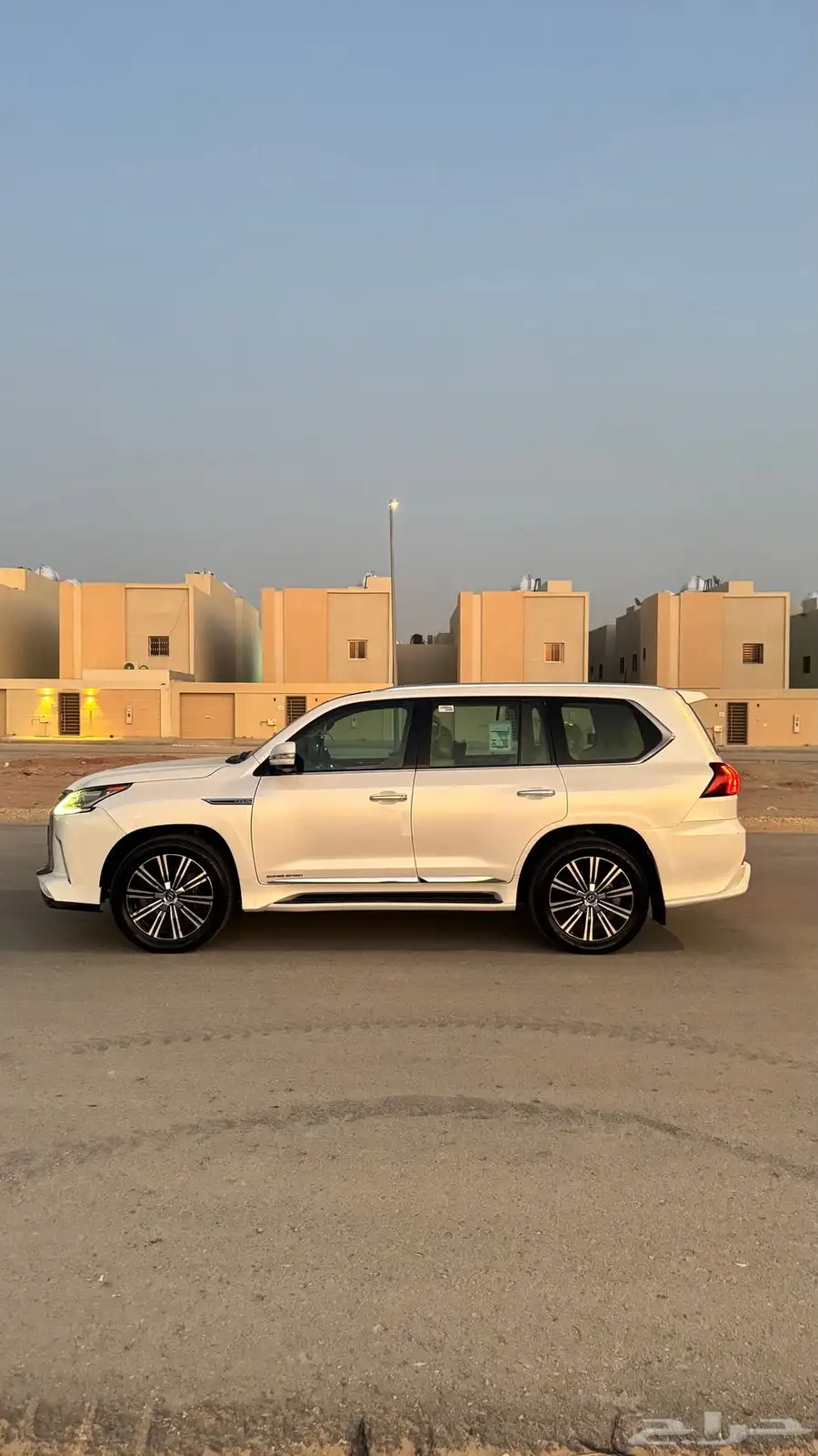 للبيع جيب لكزس LX570 1