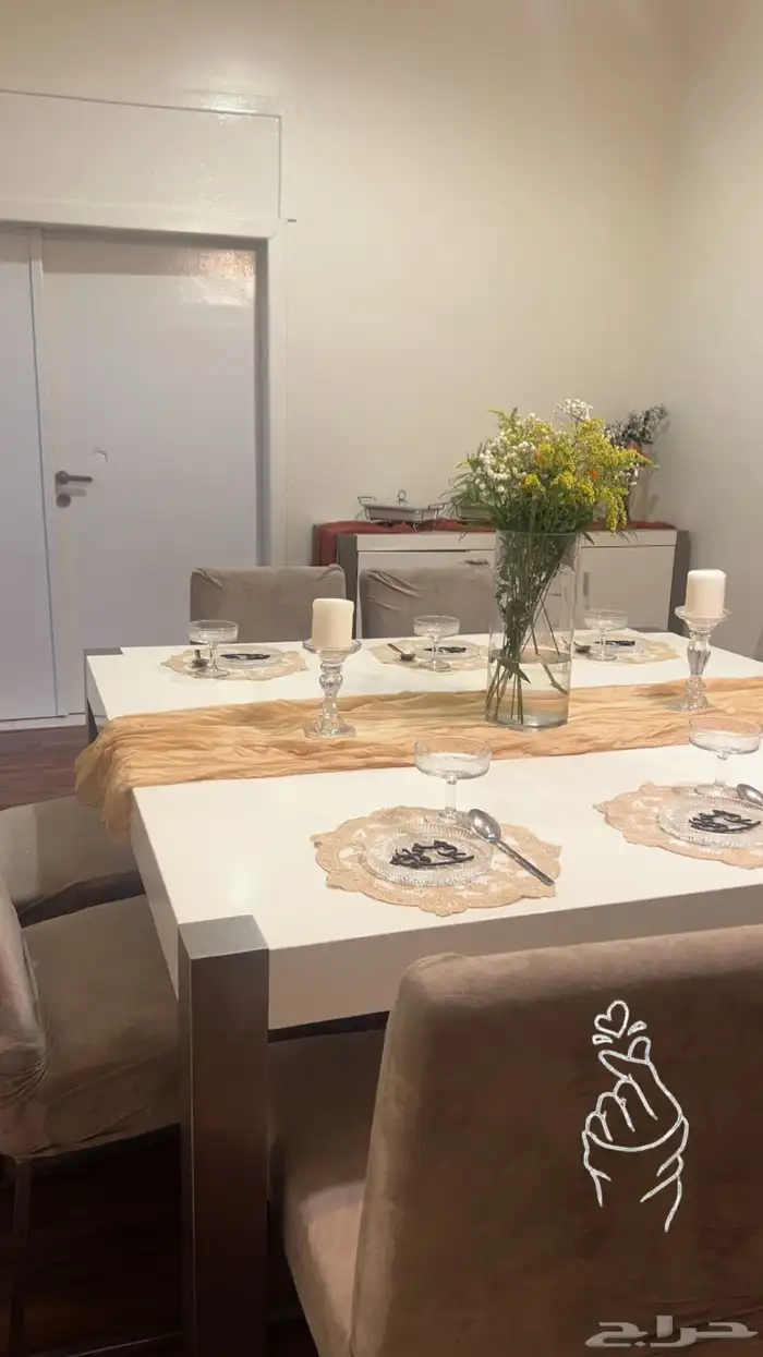 طاولة طعام مع بوفيه وثمان كراسي 0