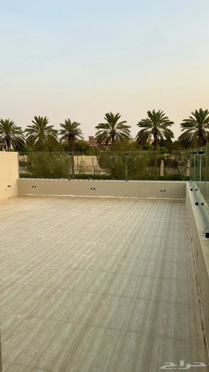 محل تجاري مميز بإطلالة فاخرة - حي الأحمدية 12