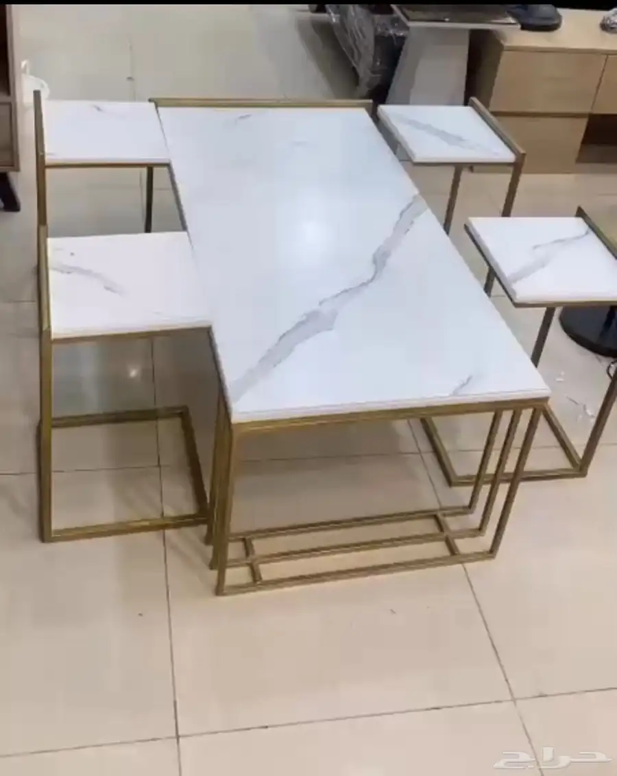 طاولات للبيع في المزاحميه 1