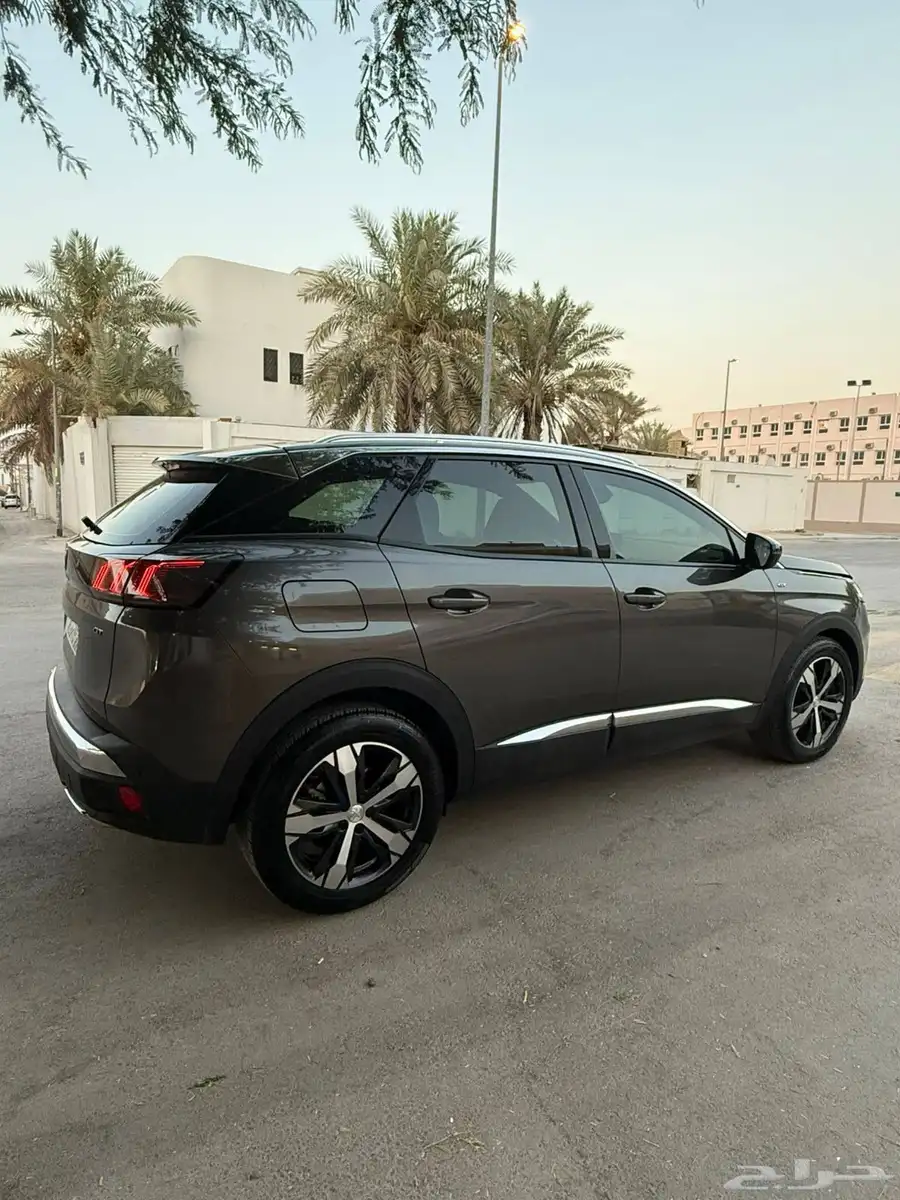 السيارة بيجو 3008 GT 4