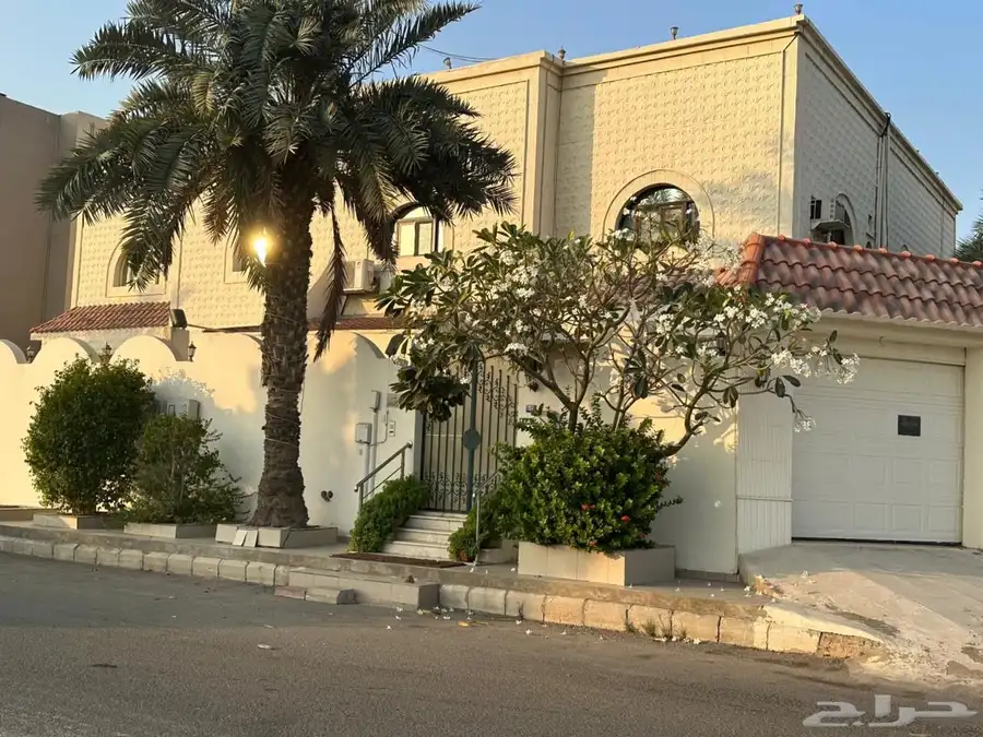 فلتين للبيع في حي البساتين 1